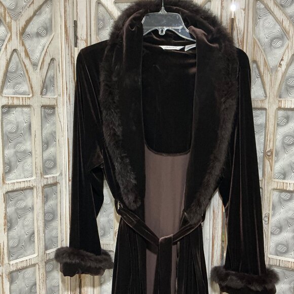 Luxurious Velvet Robe - Picture 6 of 6